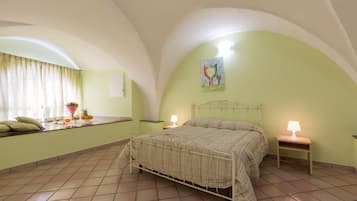 Classic-Vierbettzimmer (Kailia) | 1 Schlafzimmer, Daunenbettdecken, Schreibtisch