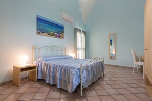 Habitació quàdruple (Leuka) | 1 dormitori, cobrellits i escriptori 