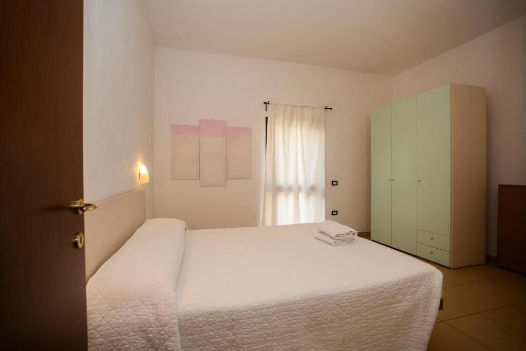 Rideaux occultants, chambres insonorisées, fer et planche à repasser