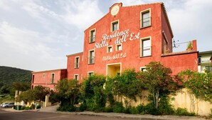 Un edificio rojo con la inscripción "Residence Stella dell'Est" en la fachada.