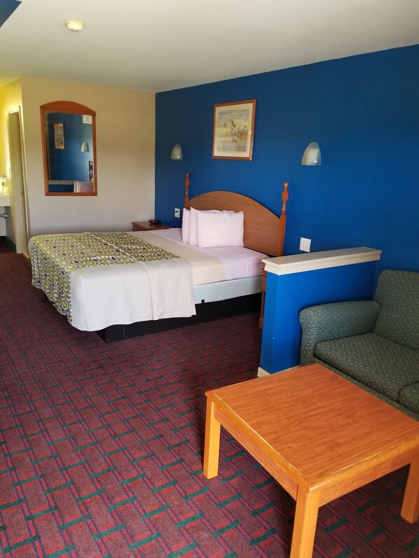 ستائر تعتيم وتجهيزات عازلة للصوت ومكواة/لوح كي وواي فاي مجانًا