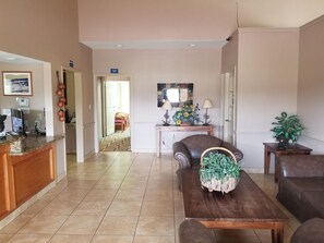 Reception - Scottish Inn & Suites (Hankamer)