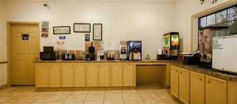 Scottish Inn & Suites