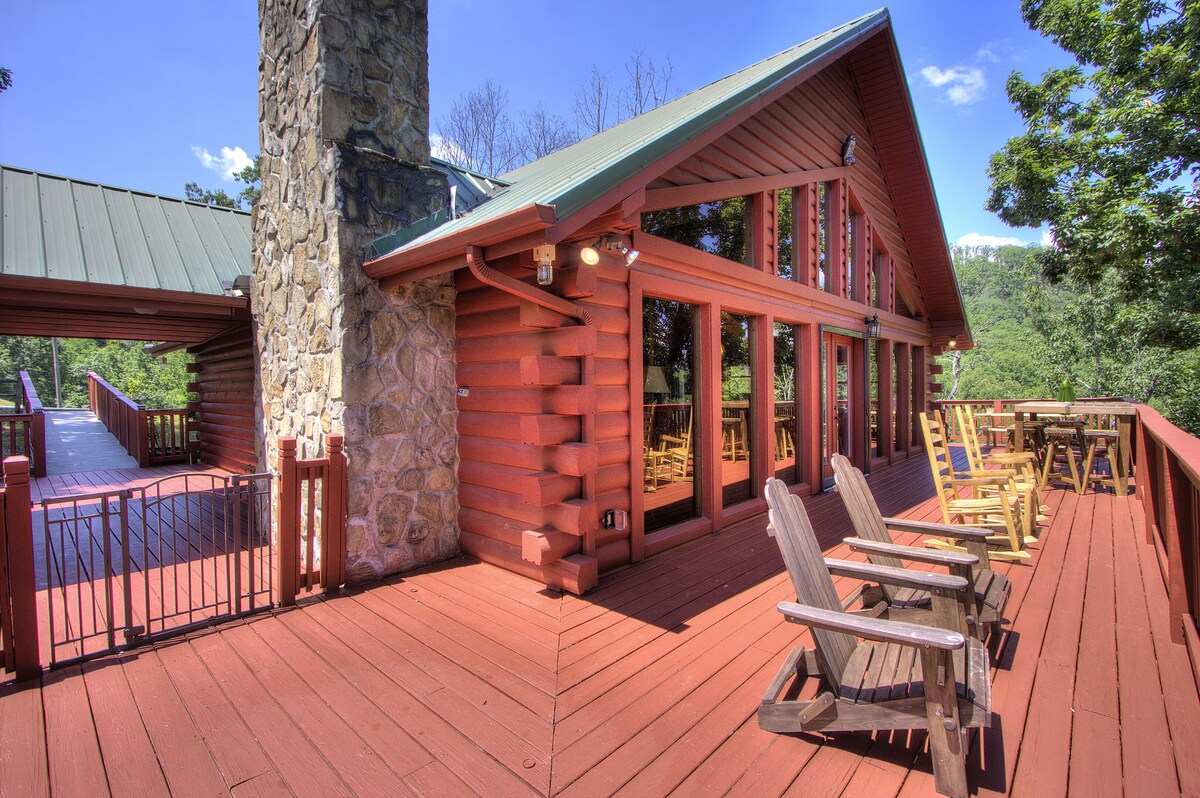 Beautiful Views! Genuine Log Cabin with Gameroom, pool table and hot tub