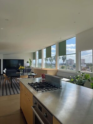 Panoramic Room | Private kitchen | Coffee/tea maker, electric kettle - Abpopa Hillcrest (San Diego)