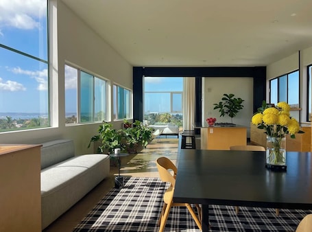 Panoramic Room | Living area