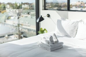 Premier Studio, City View | Individually decorated, individually furnished, desk, laptop workspace - Abpopa Hillcrest (San Diego)
