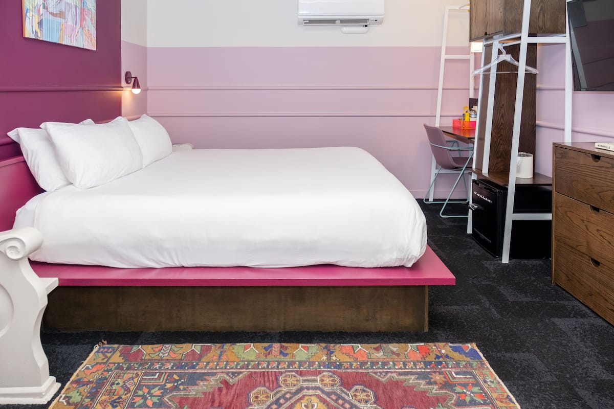 Room 2:7 - Interior King | Hochwertige Bettwaren, Betten mit Memory-Foam-Matratzen, Zimmersafe