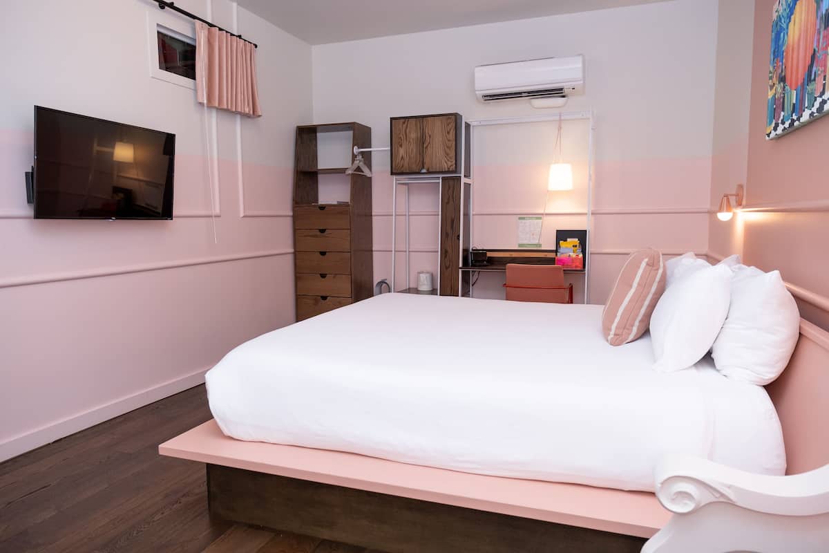 Room 1:1 - Interior King | Hochwertige Bettwaren, Betten mit Memory-Foam-Matratzen, Zimmersafe