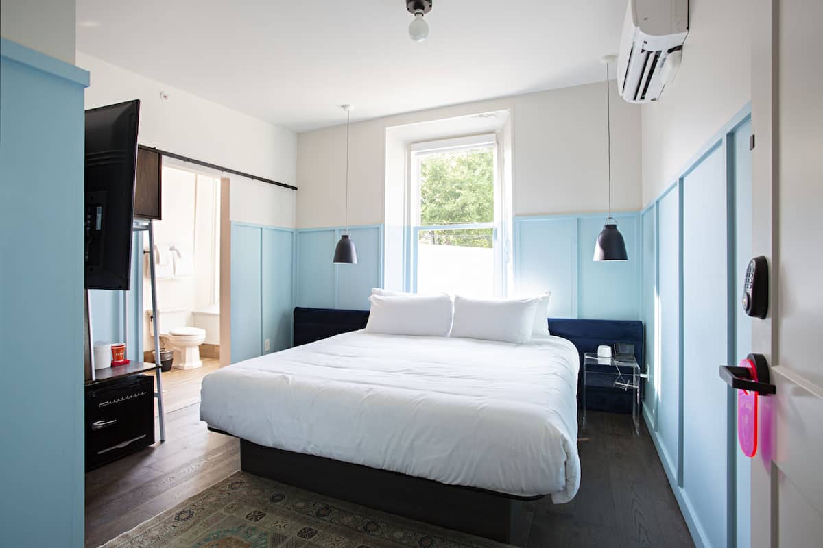 Room 1:3 - Classic King | Hochwertige Bettwaren, Betten mit Memory-Foam-Matratzen, Zimmersafe