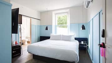 Room 1:3 - Classic King | Literie de qualité supérieure, matelas mémoire de forme, bureau