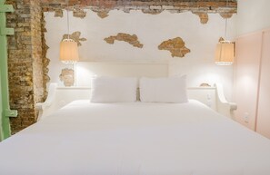 Room 2:T - Tower Suite | Premium bedding, memory foam beds, desk, laptop workspace