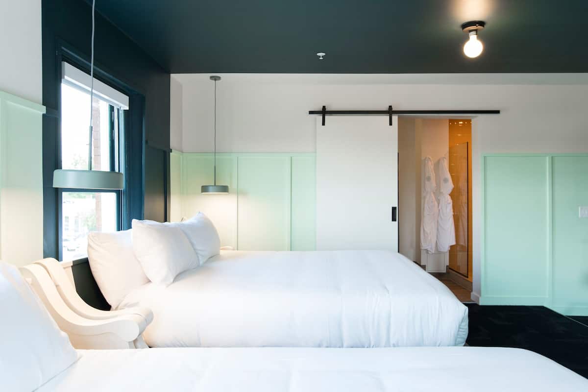 Room 2:3 - Double King | Hochwertige Bettwaren, Betten mit Memory-Foam-Matratzen, Zimmersafe