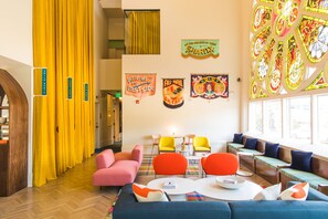 Coin salon dans le hall