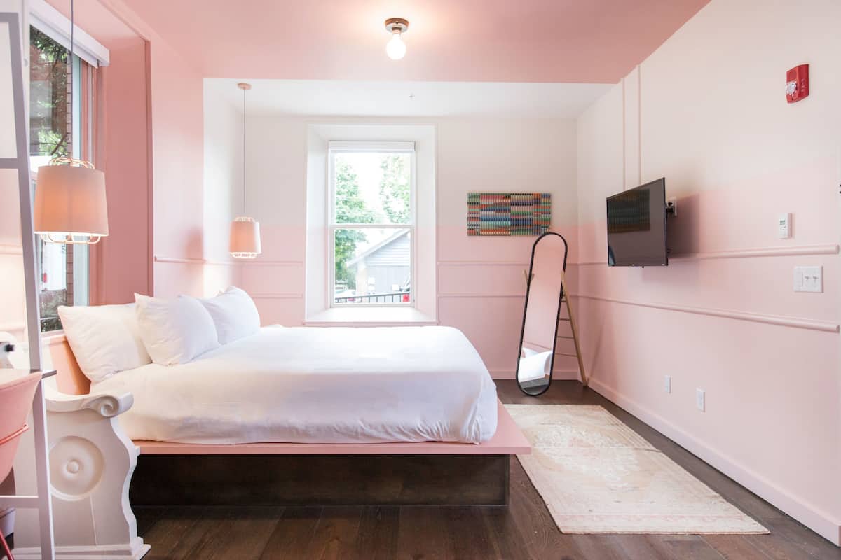 Room 1:5 - Deluxe King | Hochwertige Bettwaren, Betten mit Memory-Foam-Matratzen, Zimmersafe