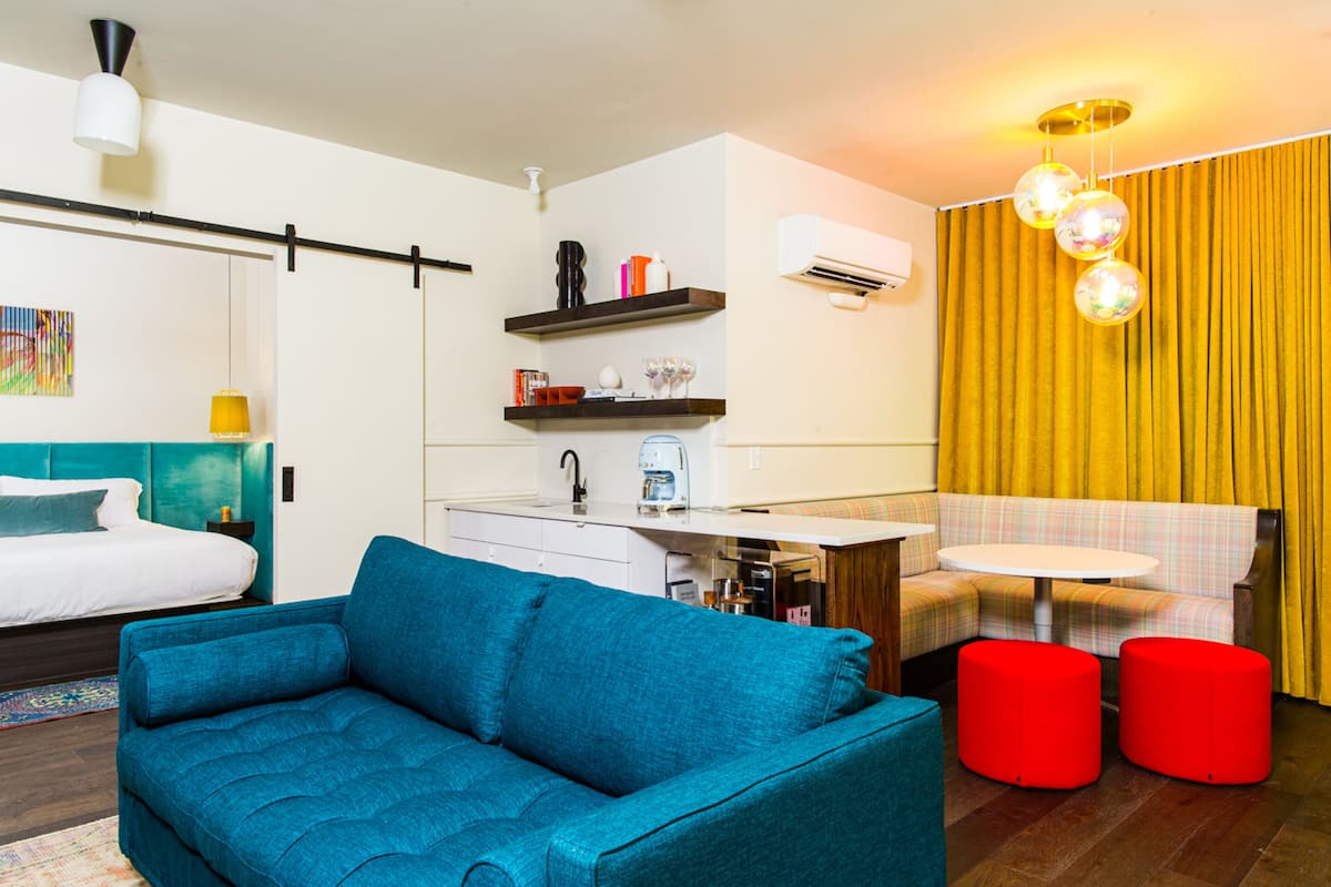 Room 2:P - Penthouse | Wohnbereich | 42-Zoll-LED-Fernseher mit Kabelempfang, Fernseher, Netflix