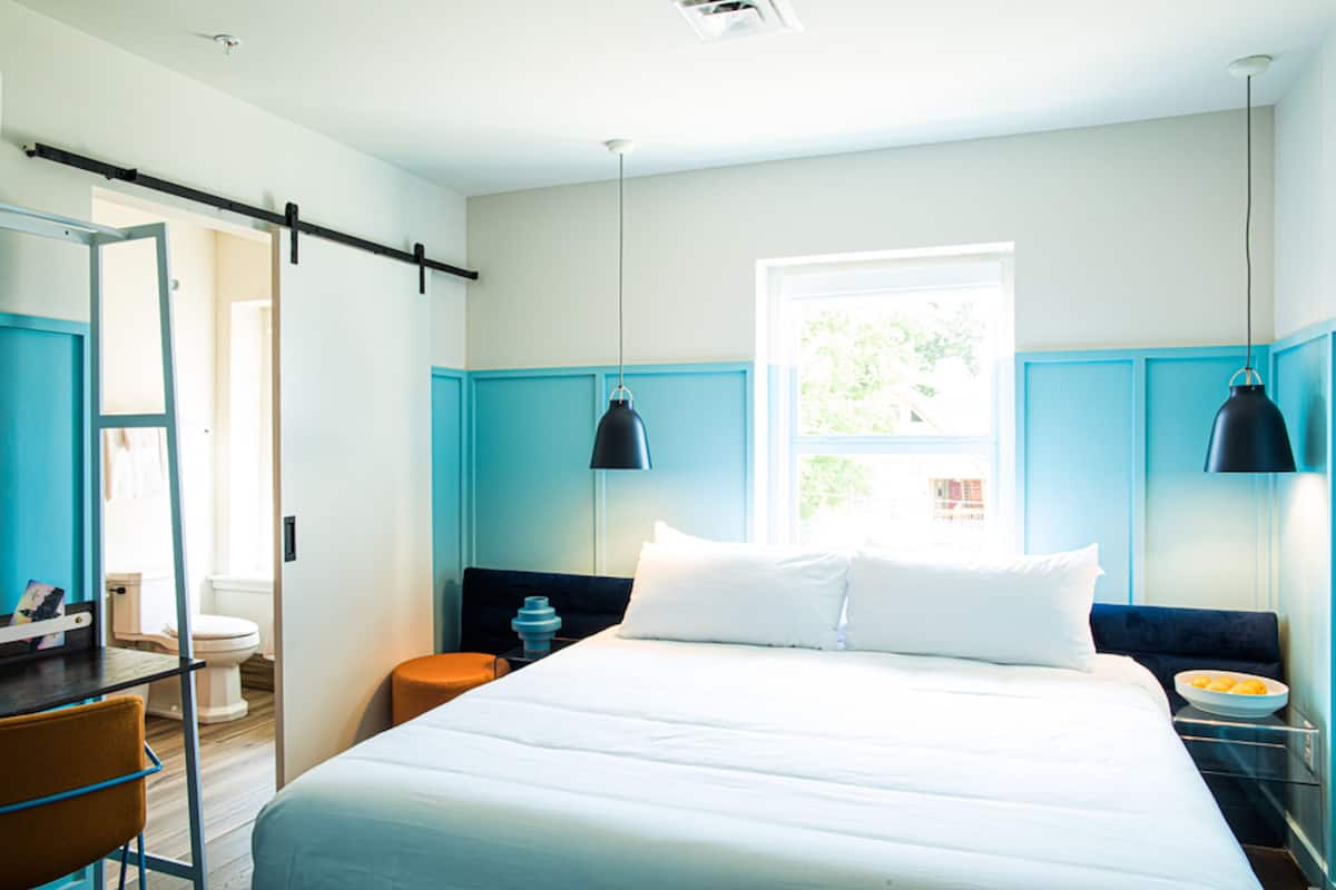 Room 2:4 - Classic King | Hochwertige Bettwaren, Betten mit Memory-Foam-Matratzen, Zimmersafe