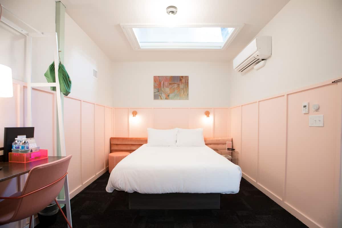 Room 3:5 - Skylight Queen | Hochwertige Bettwaren, Betten mit Memory-Foam-Matratzen, Zimmersafe