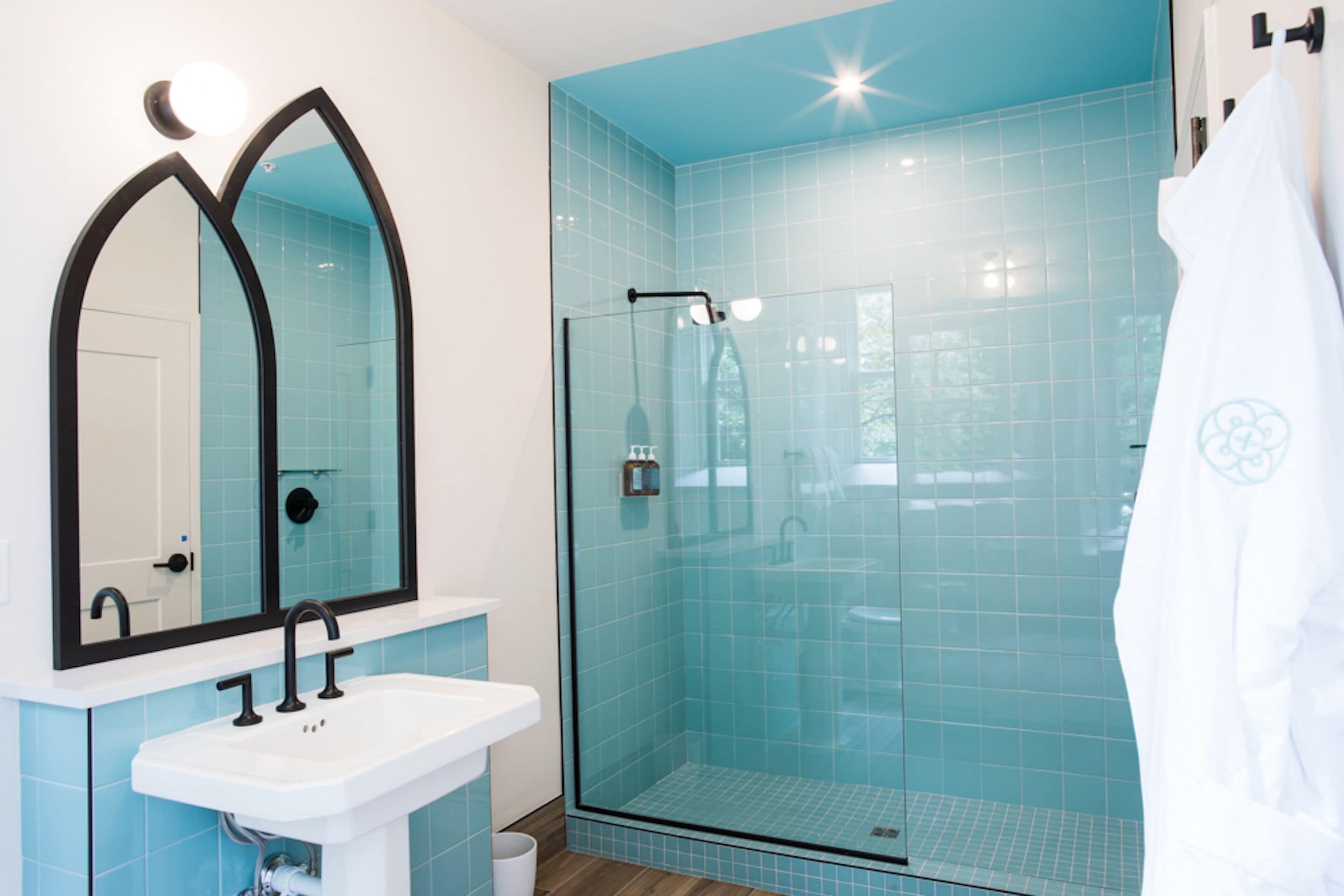 Shower, pengering rambut, jubah mandi, dan handuk