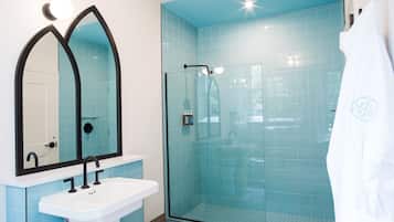 Shower, pengering rambut, jubah mandi, dan handuk
