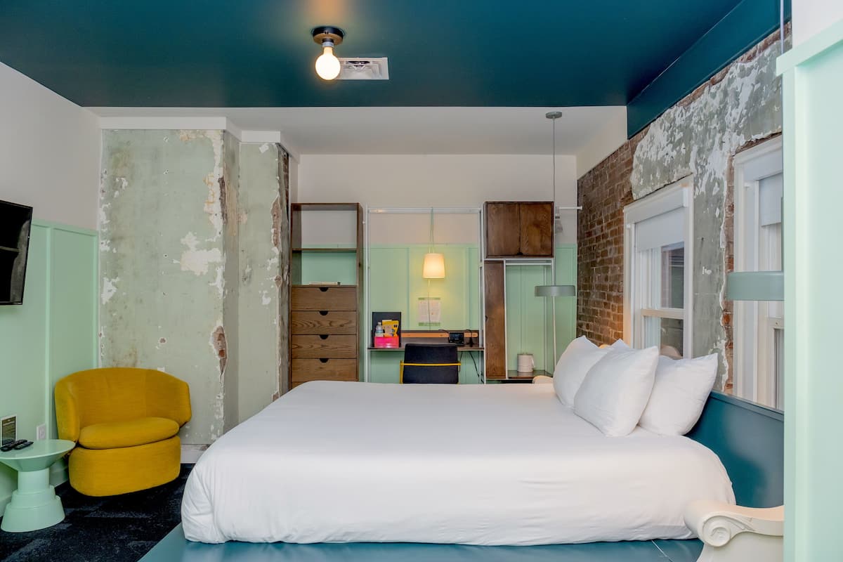 Room 2:8 - Deluxe King | Hochwertige Bettwaren, Betten mit Memory-Foam-Matratzen, Zimmersafe