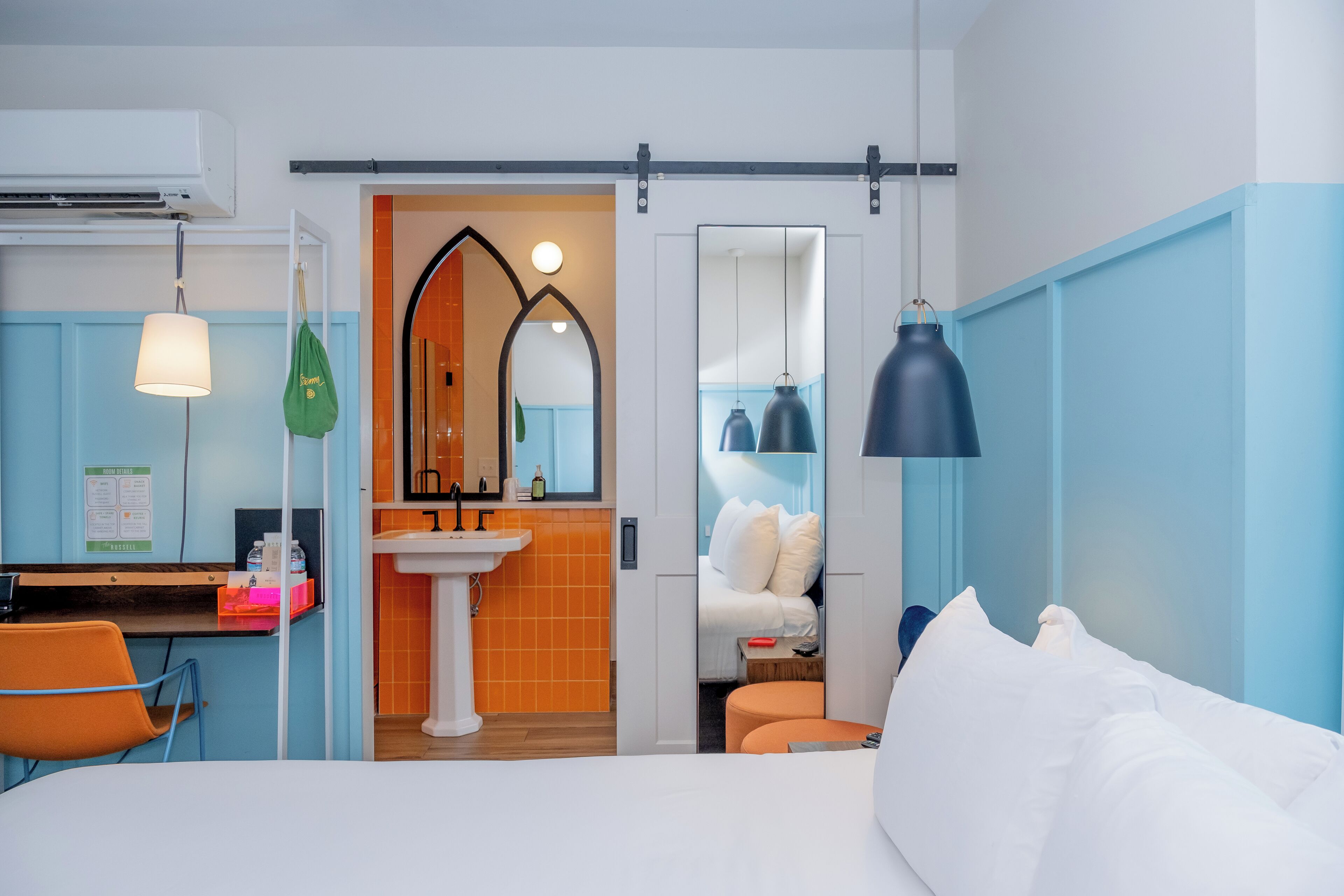 أغطية فراش متميزة وأسرّة بإسفنج يتكيف مع شكل الجسم ومكتب