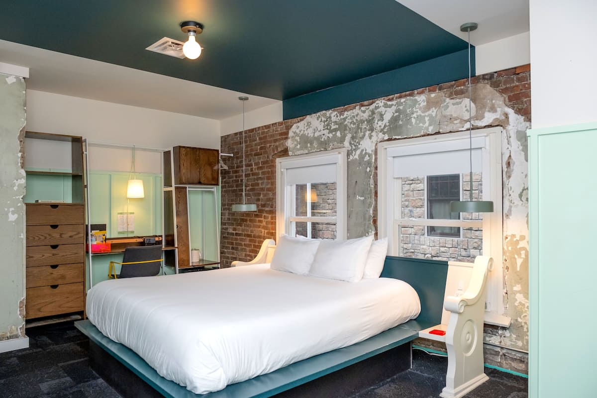 Kamer | Luxe beddengoed, bedden met traagschuimmatrassen, een bureau