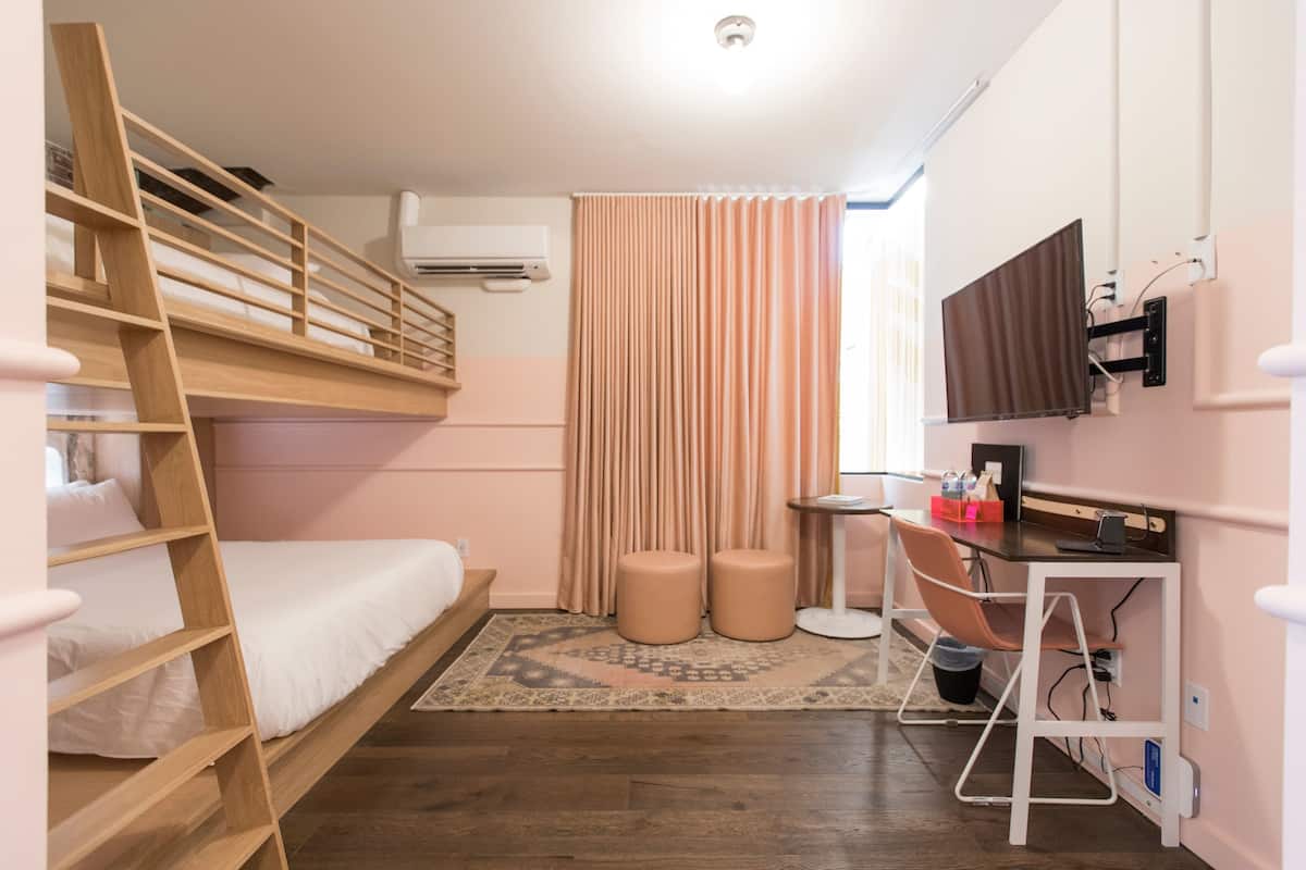 Room 2:1 - Queen Bunk | Hochwertige Bettwaren, Betten mit Memory-Foam-Matratzen, Zimmersafe