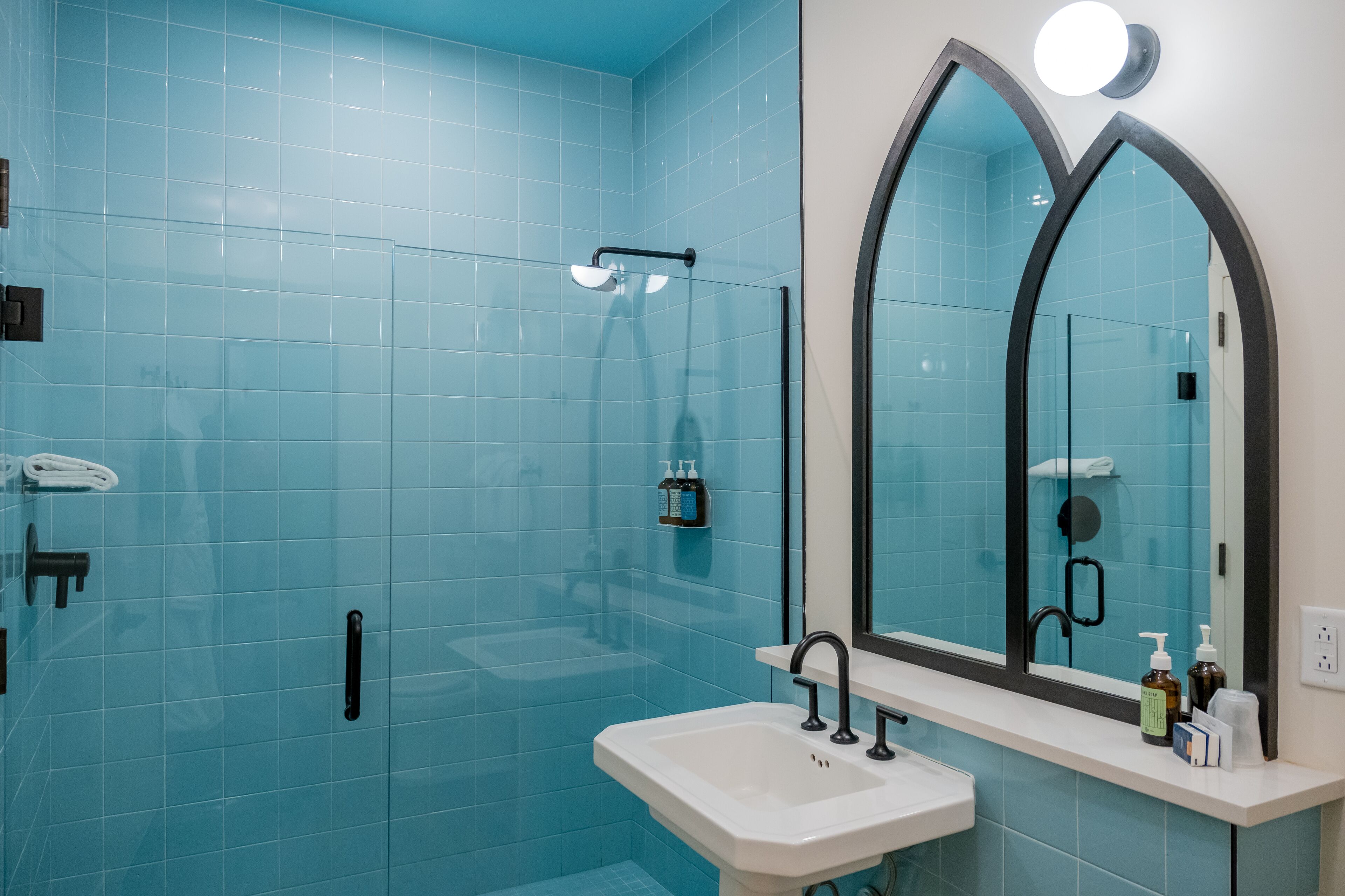 room 1:6 - interior king | bathroom | shower, hair dryer, bathrobes, towels