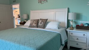 A bedroom with a bed, nightstands, a lamp, and a wall decoration. - Copacabana, Overlooking the Gulf! (Marathon)