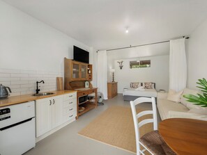 Smart TV, fireplace, DVD player, books - Byron Bay Hinterland-Teak Tree Farm (Myocum)