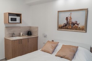 Comfort Room | Blackout curtains, iron/ironing board, cots/infant beds, free WiFi - Guest House Glam (Petah Tikva)
