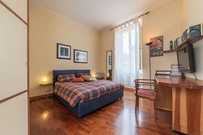 1 bedroom, WiFi - Nice apartment located on the fourth floor of a characteristic Roman building recently renovated and very quiet, with lift (not suitable for the disabled)In 60 square meters of space it comfortably accommodates 3 people with a double bedroom and a sofa b (Roma)