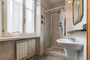 Shower, bidet - GuestHost - Nice apartment located on the fourth floor of a characteristic Roman building recently renovated and very quiet, with lift (not suitable for the disabled)In 60 square meters of space it comfortably accommodates 3 people with a double bedroom  (Roma)