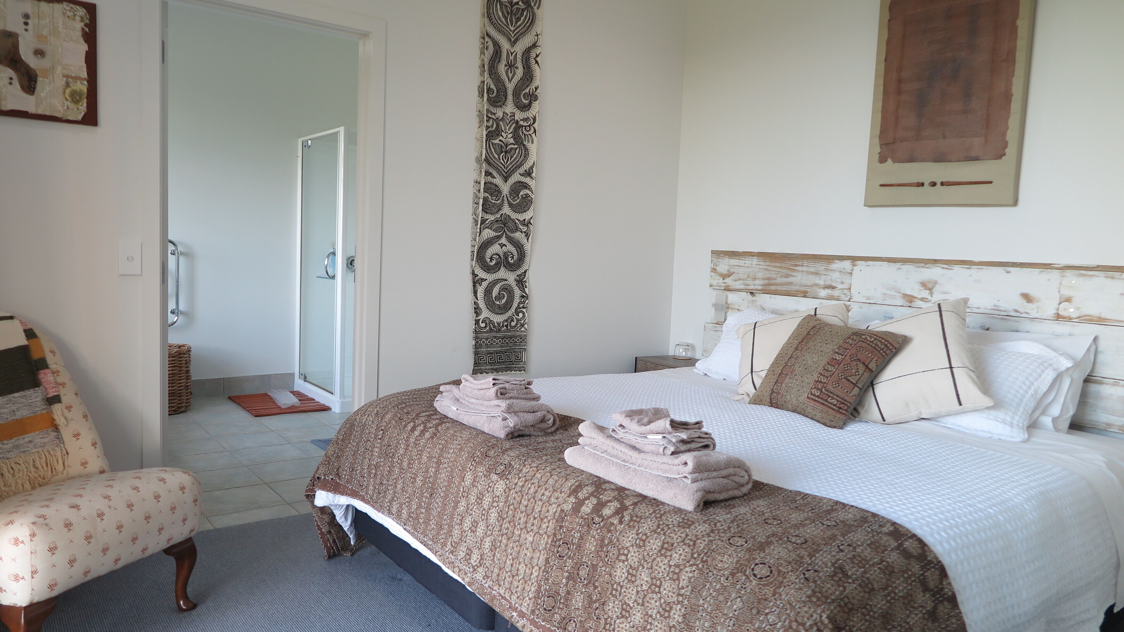 1 habitación, tabla de planchar con plancha, wifi gratis y ropa de cama 