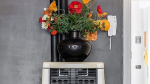 Eine moderne Küche mit Einbauherd und einer Blumenvase an der Wand.