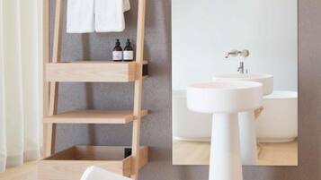 Town Suite | 浴室 | 名牌盥洗用品、吹風機、浴袍、拖鞋