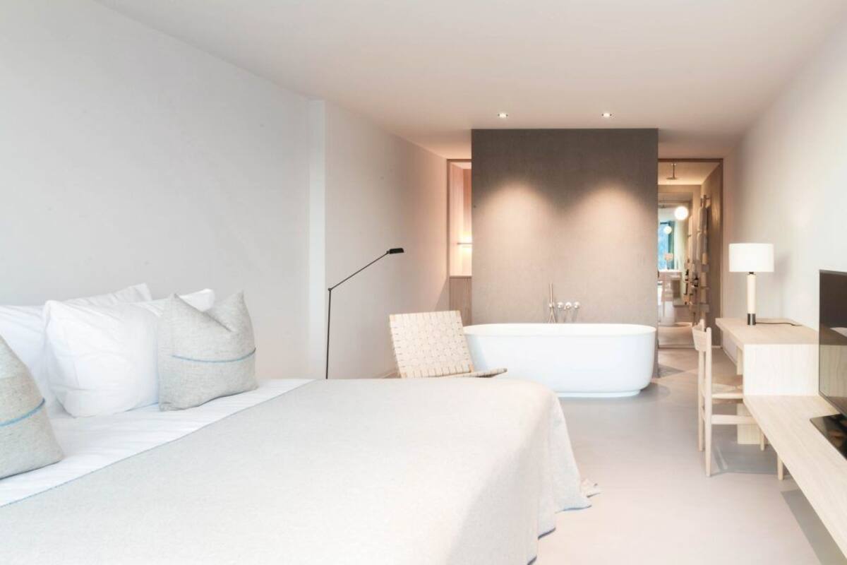 Classic Room, Balcony (No. 2) | Minibar, desk, soundproofing, iron/ironing board (on request)