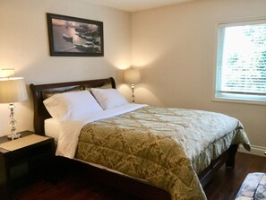 Luxe tweepersoonskamer, 1 queensize bed met slaapbank, uitzicht op tuin | Geluiddichte muren, een strijkplank/strijkijzer, gratis wifi, beddengoed