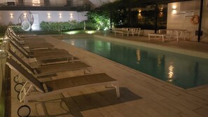Una piscina al aire libre, una piscina climatizada
