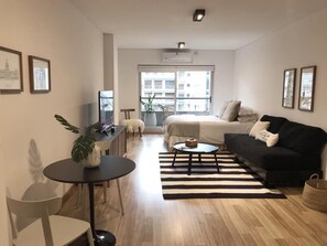 Smart TV, mesa de ping pong, estéreo