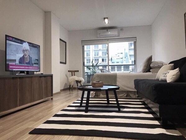 Smart TV, mesa de ping pong, estéreo
