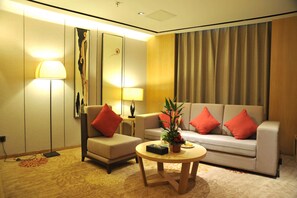 Minibar, caja de seguridad en la habitación, escritorio y cunas 