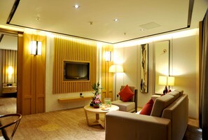 Minibar, in-room safe, desk, cots/infant beds - Ramada by Wyndham Zhengzhou East (Zhengzhou)