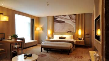 ميني بار وخزنة داخل الغرفة ومكتب وأسرّة أطفال/رضّع