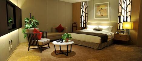 Minibaari, tallelokero huoneessa, työpöytä, vauvansängyt