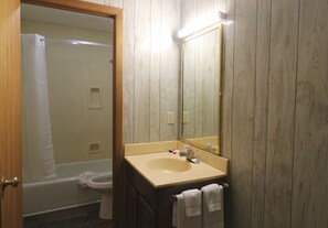 Suite, 2 kamar tidur, Boleh Merokok | Setrika/meja setrika, Wi-Fi gratis, dan seprai linen