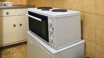 Coffee/tea maker, cookware/dishes/utensils