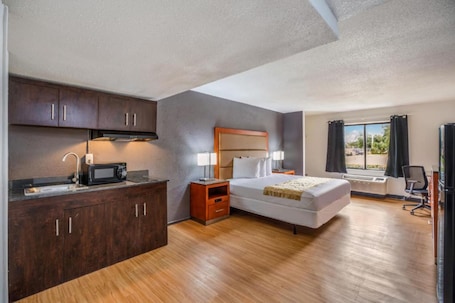 Room, 1 King Bed, Non Smoking, Kitchenette | Private kitchenette