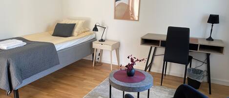 LÀgenhet Deluxe | 4 sovrum, individuell inredning, unika möbler och skrivbord